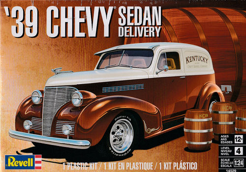 1939 Chevy Sedan Delivery mit 5 Bierfässern